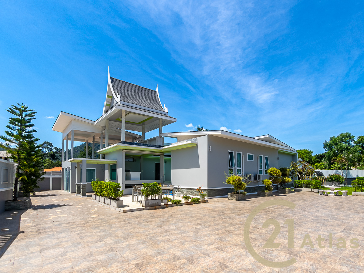 U-Shaped Villa With Large Fenced Garden For Sale in Lamai, Koh Samui, Surat Thani