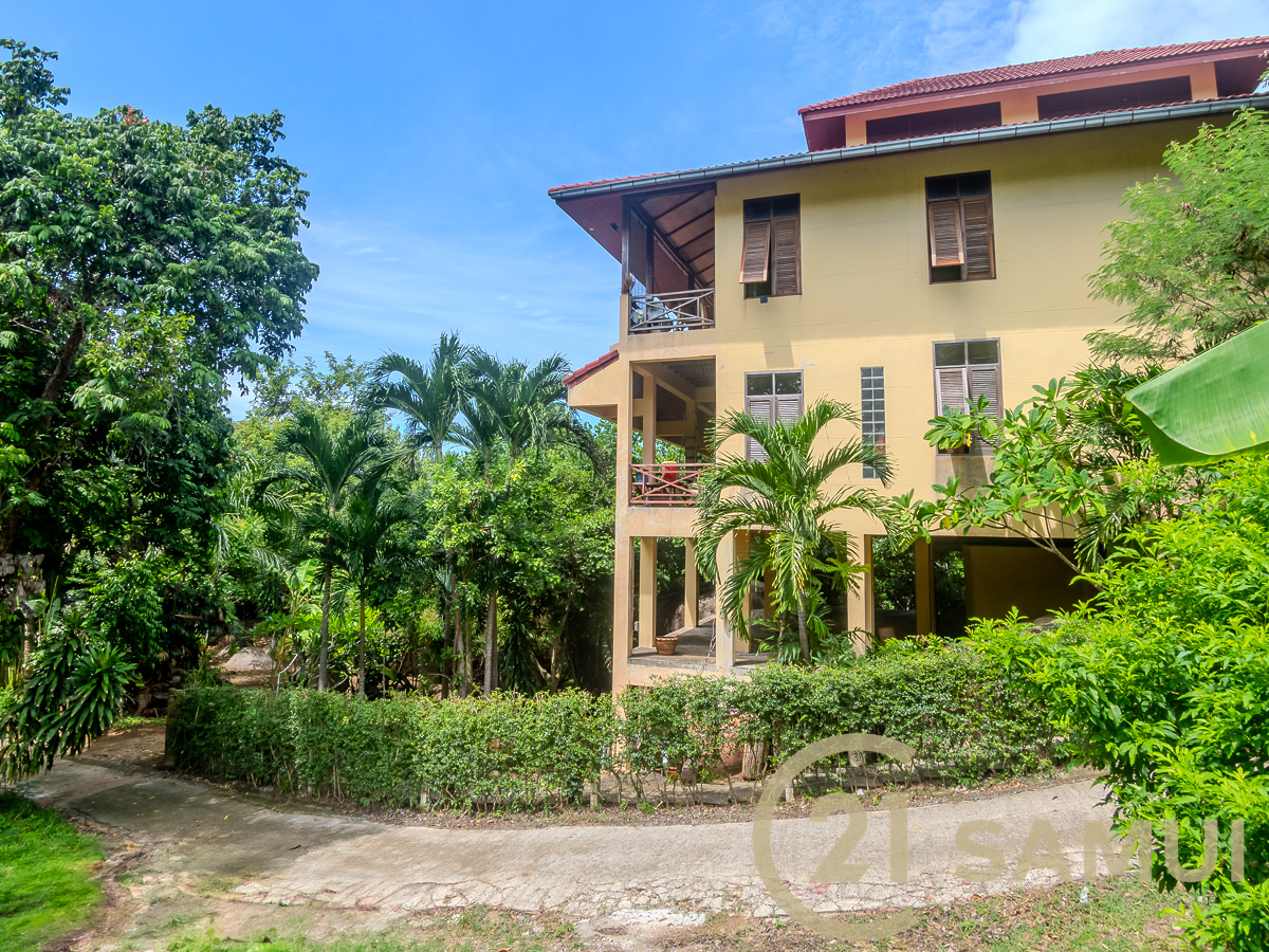 Villa De Style Loft À Deux Étages Avec Jardin À Vendre À Lamai, Ko Samui, Thaïlande